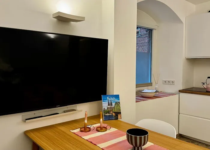 Mitten In Der Koelner - Design Trifft Altbau