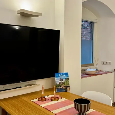 Mitten In Der Koelner - Design Trifft Altbau